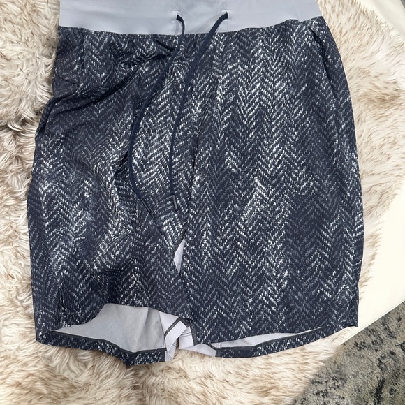 lululemon athletica Black and Gray Athletic Shorts size medium - Picture 1 of 4